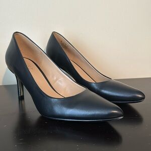 Classic black leather pump. Naturalizer.